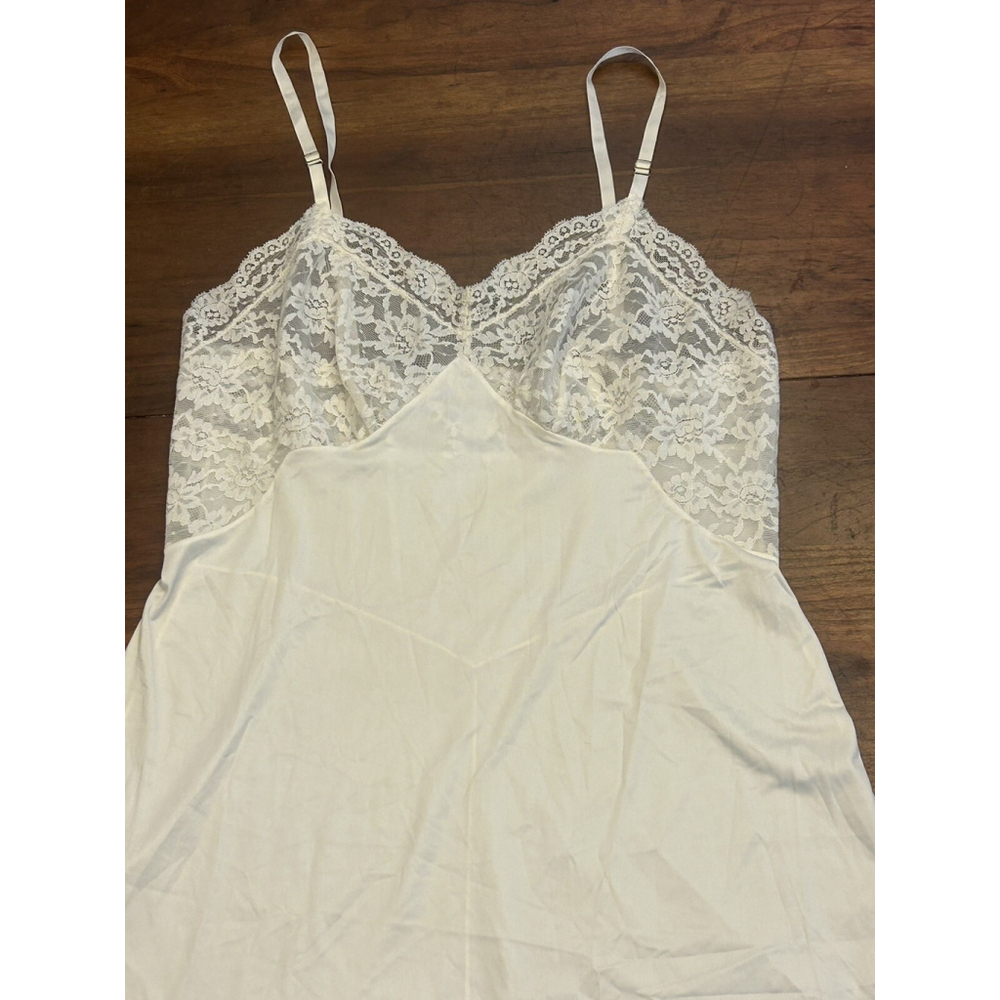 vintage Beautiful white nightgown/ Sleepwear Needs Some Love/ Craft